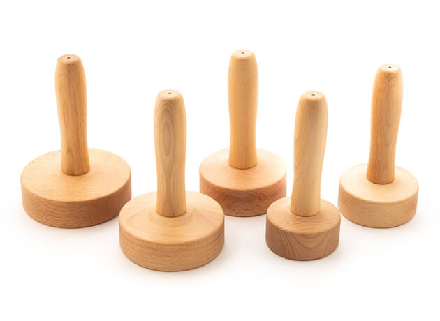 Fából készült köpölyök maderoterápiához készletben
