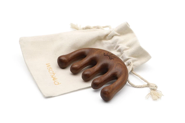 Fából készült masszázsfésű