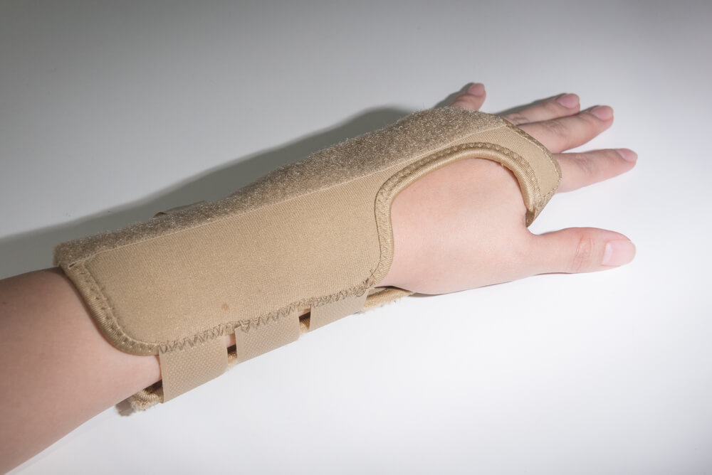 A kéztőalagút szindróma esetében segít a kéz pihentetése és támogatása 