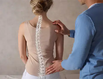 Szkoliózis vagy gerincferdüléses testtartás? Különbségek a rehabilitációban